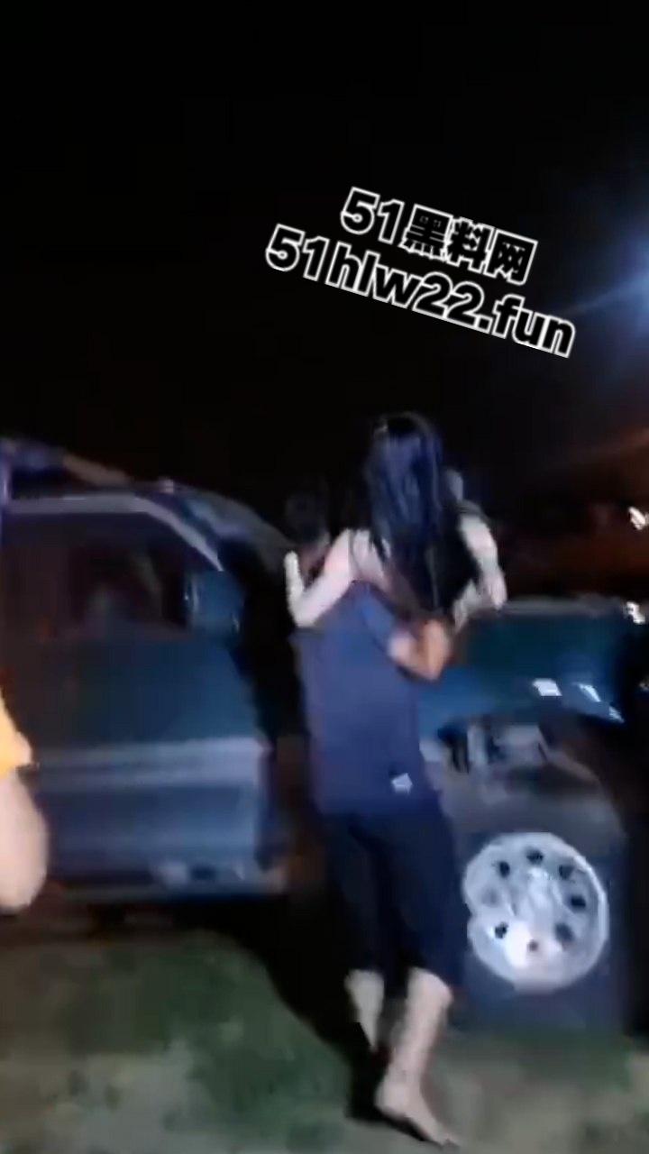 车友会变淫趴！越野车主聚会请嫩模上演脱衣舞，刺激拍屁股引其他车主实名羡慕！  第5张