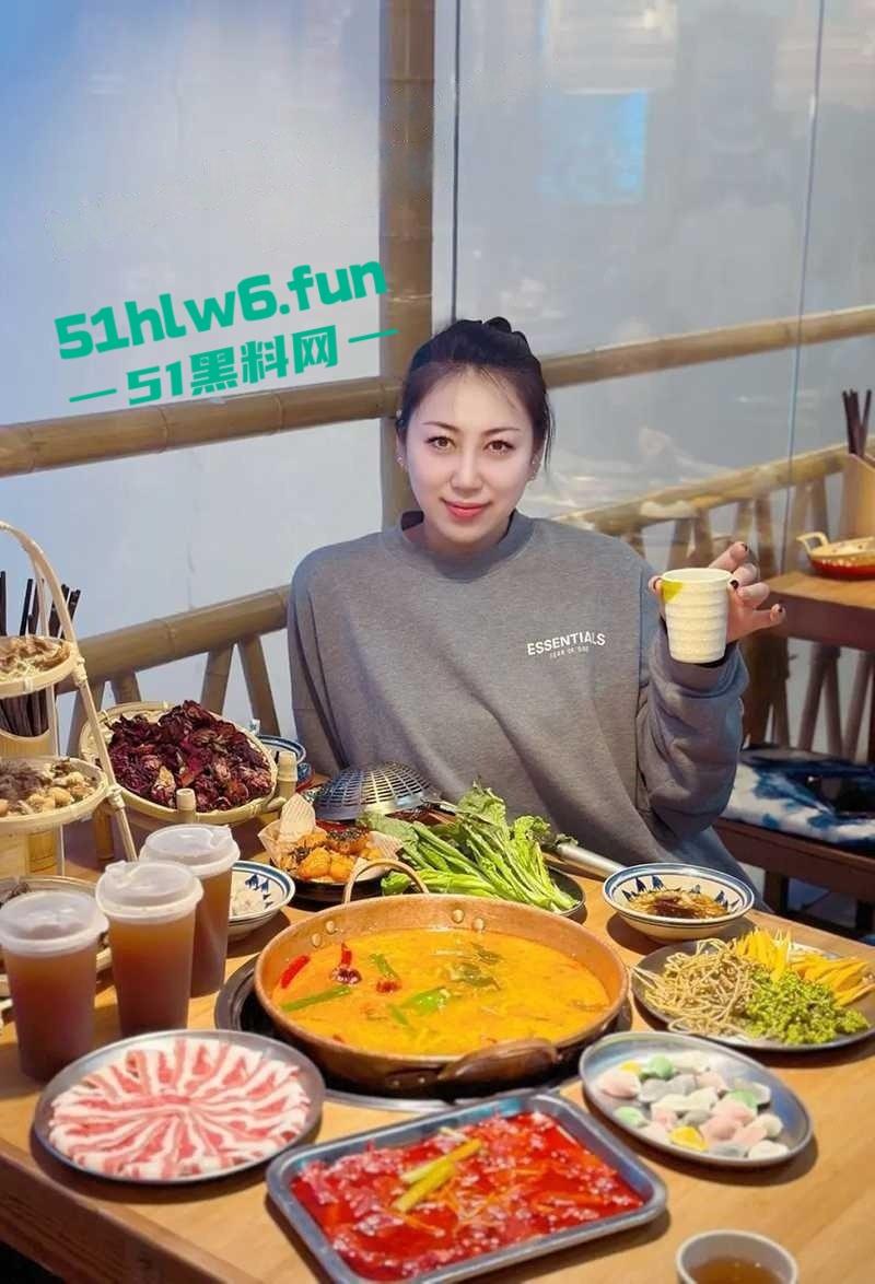 公园大爷光天化日之下露天操鸡,极品熟女奶大逼紧上位骑乘全自动,大爷吃得可真好! 第2张 公园大爷光天化日之下露天操鸡,极品熟女奶大逼紧上位骑乘全自动,大爷吃得可真好! 第2张