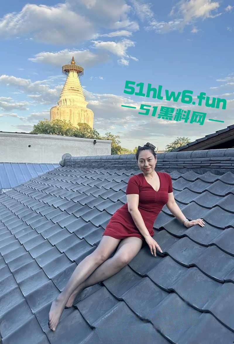 公园大爷光天化日之下露天操鸡,极品熟女奶大逼紧上位骑乘全自动,大爷吃得可真好! 第4张 公园大爷光天化日之下露天操鸡,极品熟女奶大逼紧上位骑乘全自动,大爷吃得可真好! 第4张