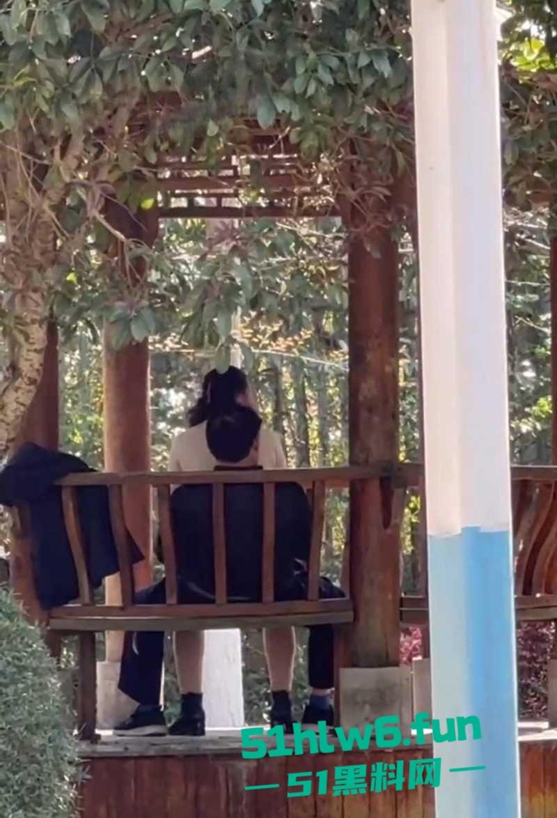 公园大爷光天化日之下露天操鸡,极品熟女奶大逼紧上位骑乘全自动,大爷吃得可真好! 第5张 公园大爷光天化日之下露天操鸡,极品熟女奶大逼紧上位骑乘全自动,大爷吃得可真好! 第5张