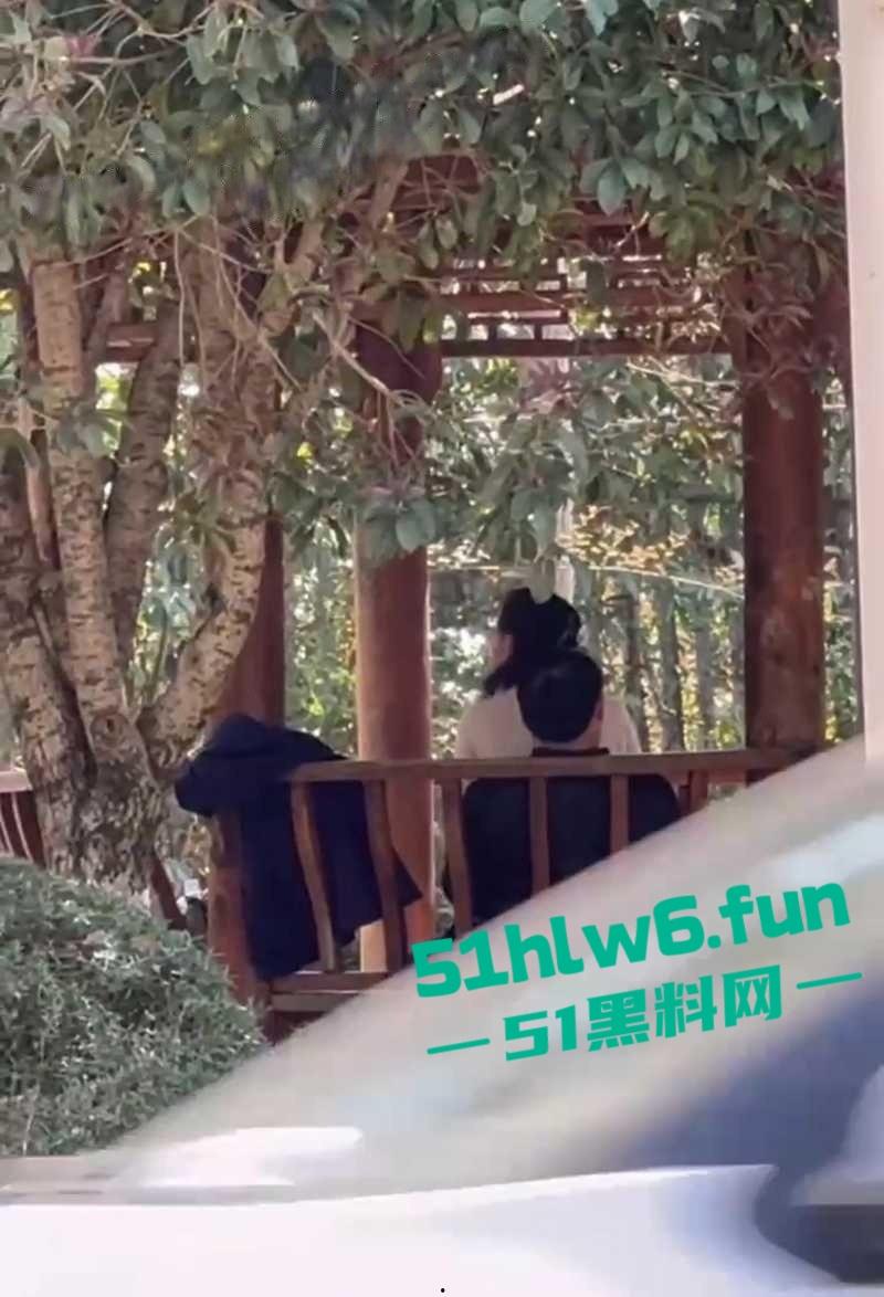 公园大爷光天化日之下露天操鸡,极品熟女奶大逼紧上位骑乘全自动,大爷吃得可真好! 第6张 公园大爷光天化日之下露天操鸡,极品熟女奶大逼紧上位骑乘全自动,大爷吃得可真好! 第6张