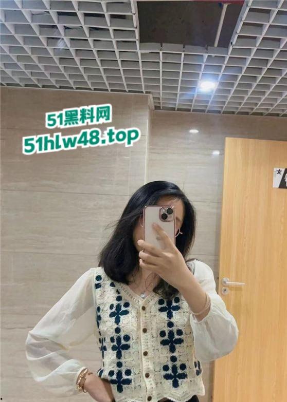 广东电子科技大学中山学院女大学生【曾嘉仪】被调教的黑料视频全校疯传，深喉跪舔后入爆操无套打桩高潮连连！  第3张