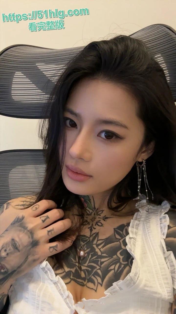 抖音网红【刺青阿诗】的绝美诱惑!巨乳翘臀征服神秘金主,姿态撩人,疯狂撞击销魂荡漾 第2张 抖音网红【刺青阿诗】的绝美诱惑!巨乳翘臀征服神秘金主,姿态撩人,疯狂撞击销魂荡漾 第2张