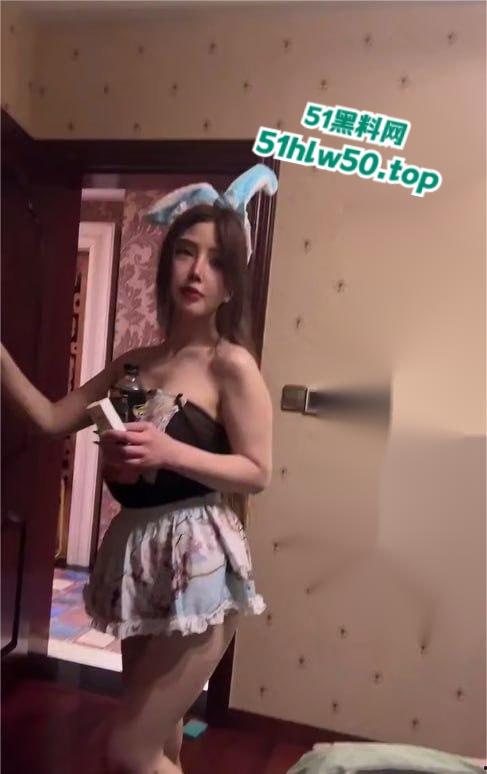 抖音小网红变身高级鸡，黑龙江高端外围一男戏三凤，黑丝开裆裤随便抽插另类刺激!  第3张