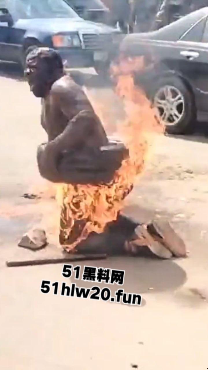 尼日利亚私刑现场，暴徒试图抢夺三轮车失败围观群众拒绝报警，改用私刑套轮胎烧人现场视频曝光。  第1张