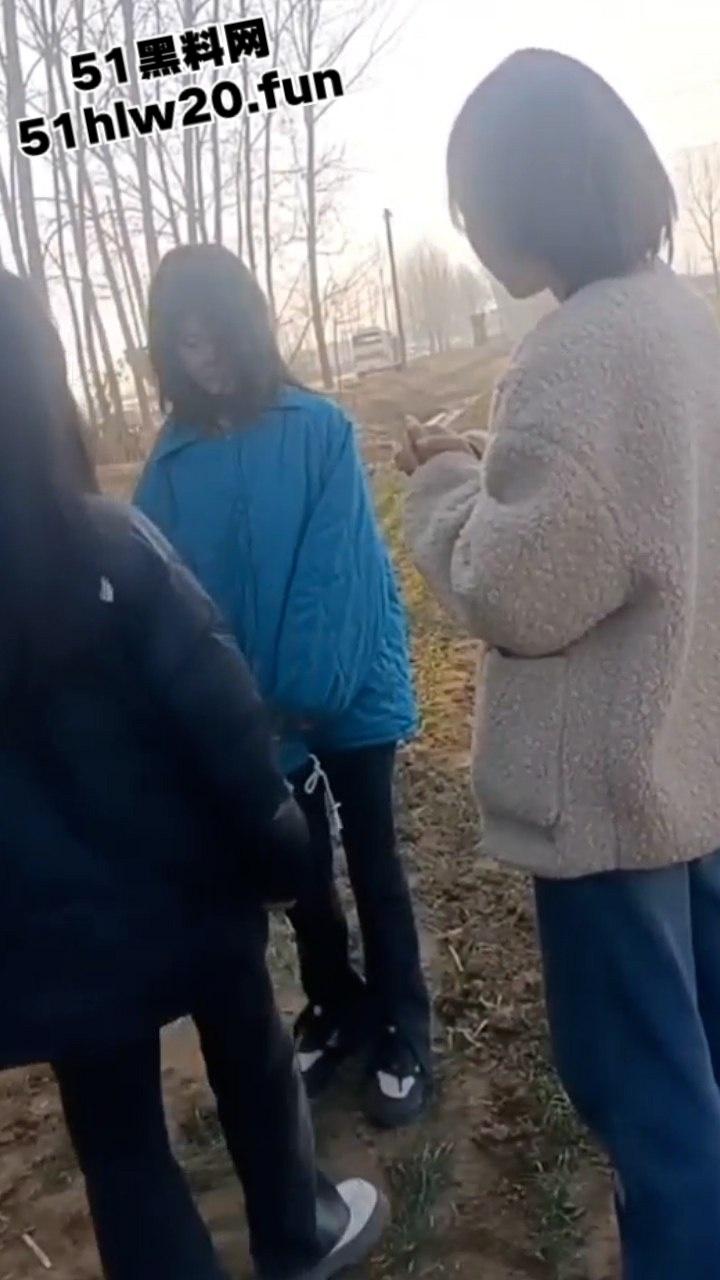 校园霸凌,小太妹野外霸凌同班女同学,拽头发扇脸下手超狠一群贱逼欠教育! 第3张 校园霸凌,小太妹野外霸凌同班女同学,拽头发扇脸下手超狠一群贱逼欠教育! 第3张