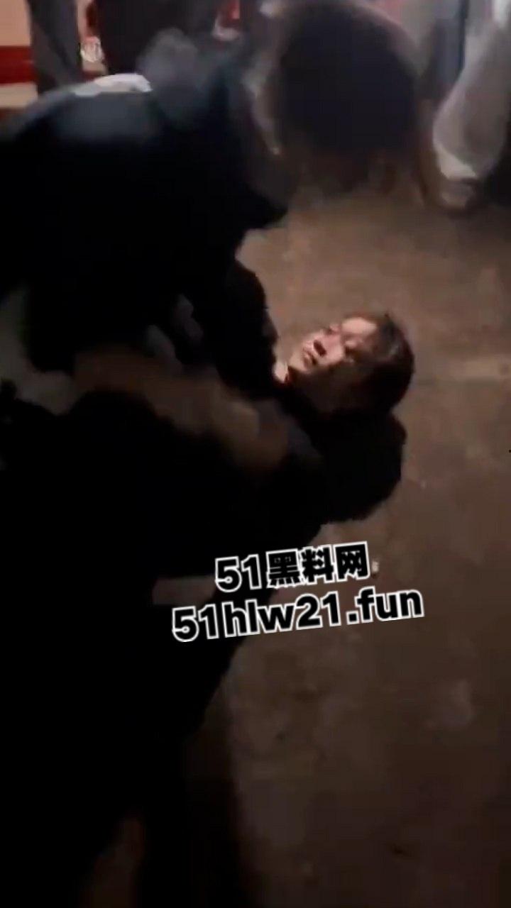潮汕精神小妹为抢帅哥交配权，当街大打出手拳打脚踢薅头发，就看谁得骚劲大！  第1张