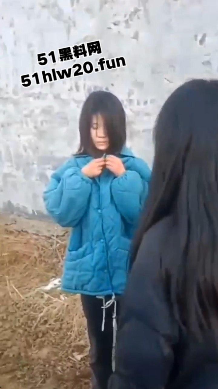 校园霸凌,小太妹野外霸凌同班女同学,拽头发扇脸下手超狠一群贱逼欠教育! 第4张 校园霸凌,小太妹野外霸凌同班女同学,拽头发扇脸下手超狠一群贱逼欠教育! 第4张