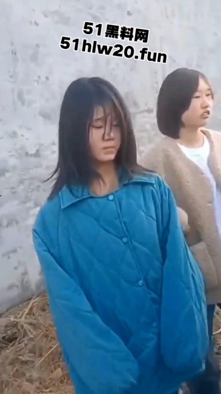 校园霸凌,小太妹野外霸凌同班女同学,拽头发扇脸下手超狠一群贱逼欠教育! 第5张 校园霸凌,小太妹野外霸凌同班女同学,拽头发扇脸下手超狠一群贱逼欠教育! 第5张