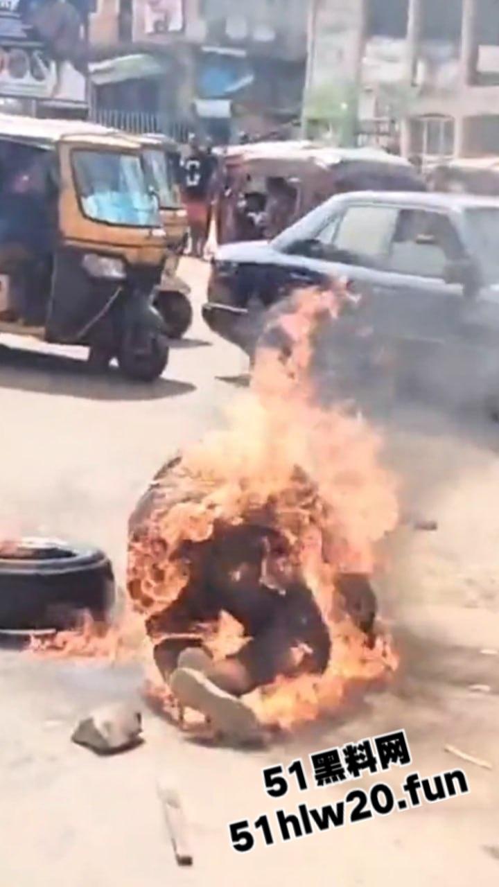 尼日利亚私刑现场，暴徒试图抢夺三轮车失败围观群众拒绝报警，改用私刑套轮胎烧人现场视频曝光。  第4张