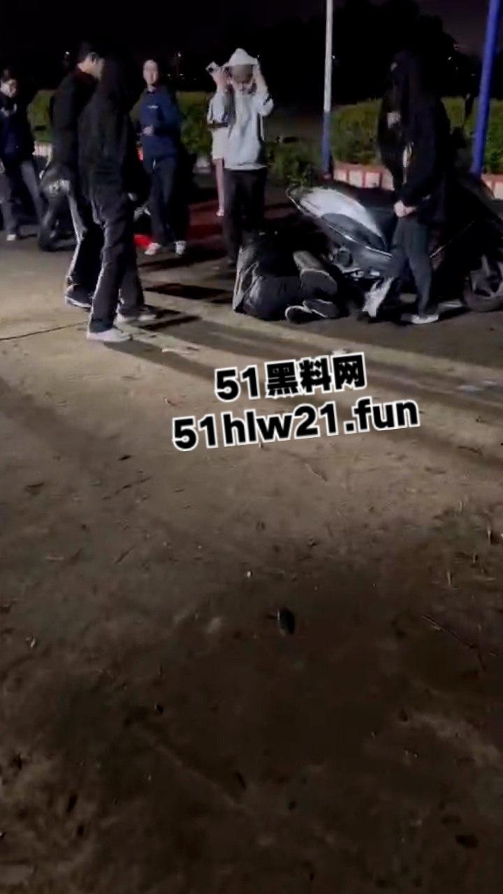 潮汕精神小妹为抢帅哥交配权，当街大打出手拳打脚踢薅头发，就看谁得骚劲大！  第6张