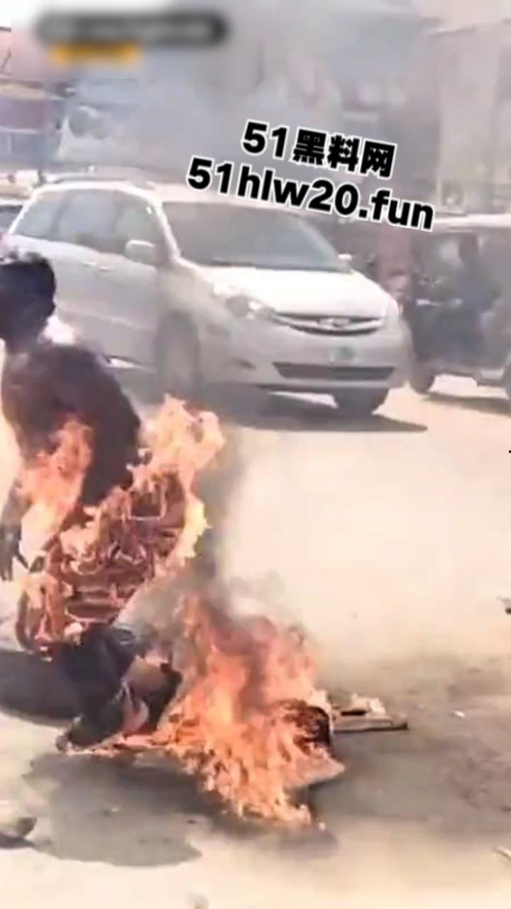 尼日利亚私刑现场，暴徒试图抢夺三轮车失败围观群众拒绝报警，改用私刑套轮胎烧人现场视频曝光。  第6张