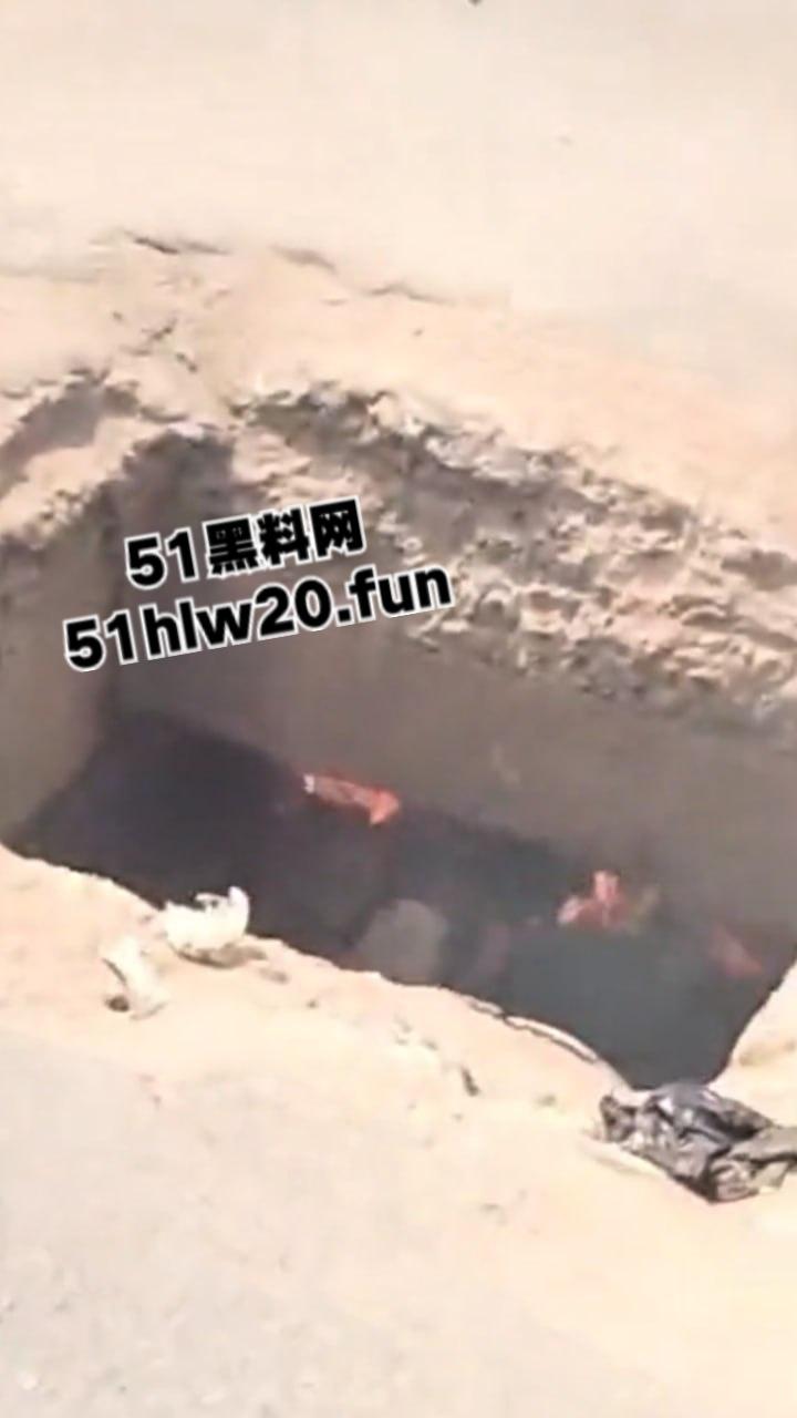 尼日利亚私刑现场，暴徒试图抢夺三轮车失败围观群众拒绝报警，改用私刑套轮胎烧人现场视频曝光。  第7张