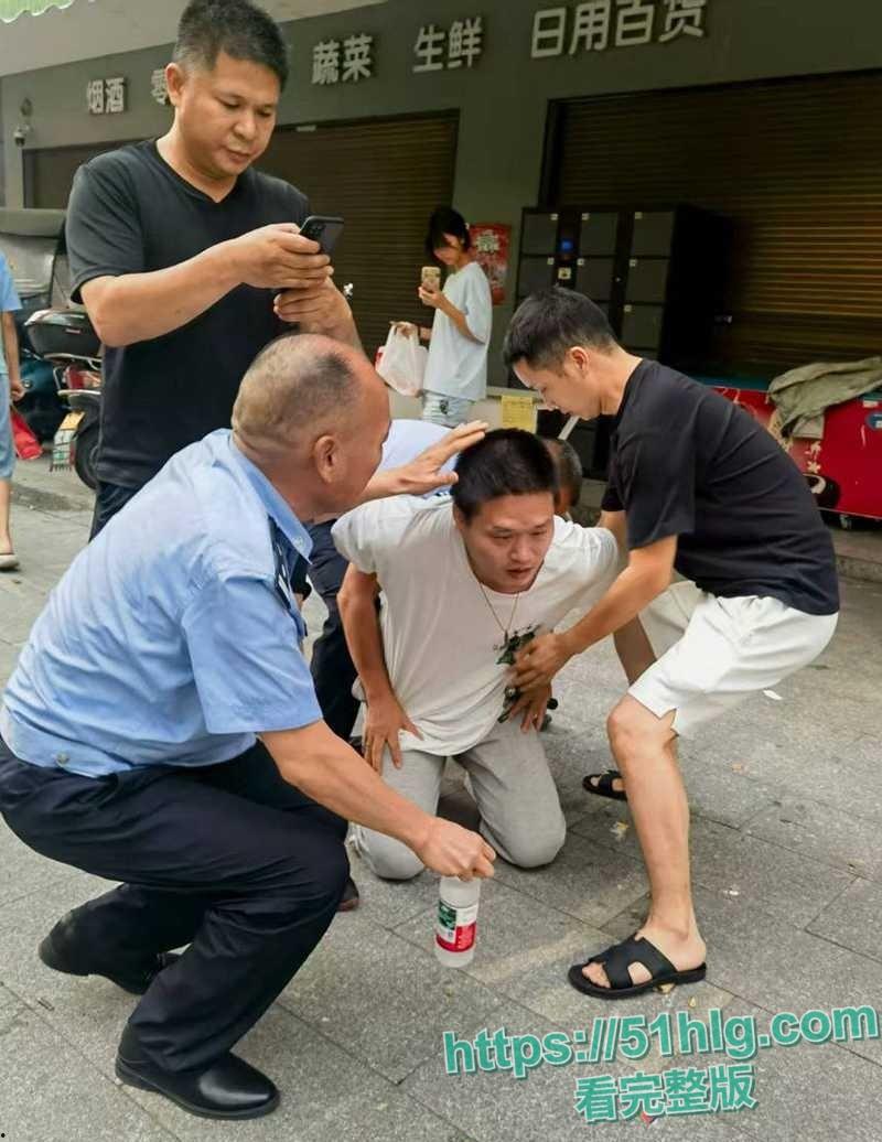 【耒阳】街头砍人案监控流出 31岁段某超疯狂砍人 被砍孩童哭喊救命 多人倒地丧命 画面恐怖血腥 胆小勿入 第3张 【耒阳】街头砍人案监控流出 31岁段某超疯狂砍人 被砍孩童哭喊救命 多人倒地丧命 画面恐怖血腥 胆小勿入 第3张