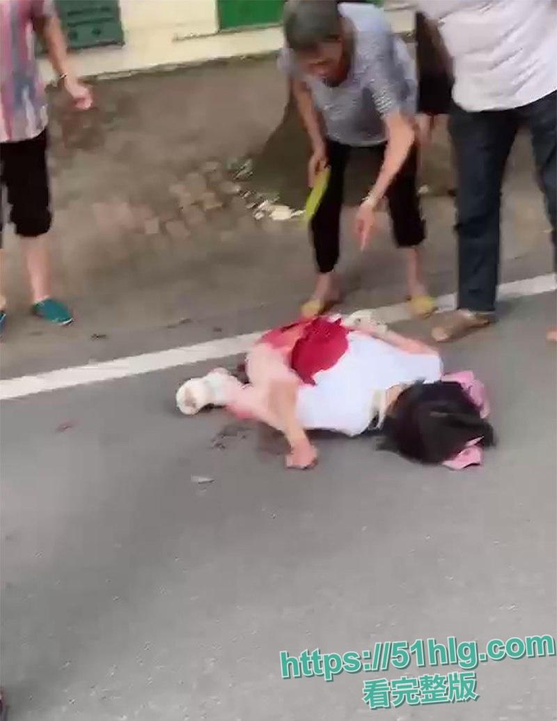 【耒阳】街头砍人案监控流出 31岁段某超疯狂砍人 被砍孩童哭喊救命 多人倒地丧命 画面恐怖血腥 胆小勿入 第5张 【耒阳】街头砍人案监控流出 31岁段某超疯狂砍人 被砍孩童哭喊救命 多人倒地丧命 画面恐怖血腥 胆小勿入 第5张