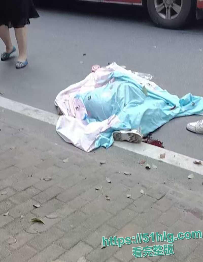 【耒阳】街头砍人案监控流出 31岁段某超疯狂砍人 被砍孩童哭喊救命 多人倒地丧命 画面恐怖血腥 胆小勿入 第6张 【耒阳】街头砍人案监控流出 31岁段某超疯狂砍人 被砍孩童哭喊救命 多人倒地丧命 画面恐怖血腥 胆小勿入 第6张