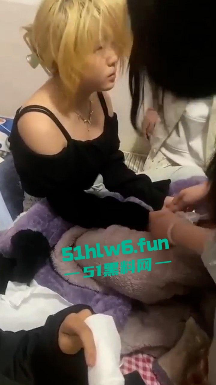 精神小妹霸气抓奸,黄毛小妹被学院大哥大哄骗上床,大嫂上门捉奸用巴掌亲切问候! 第3张 精神小妹霸气抓奸,黄毛小妹被学院大哥大哄骗上床,大嫂上门捉奸用巴掌亲切问候! 第3张