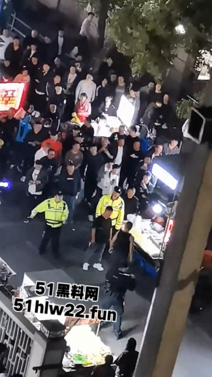 苏州中华园一名男子在闹市区持刀，街头晃悠被警察现场处置以寻衅滋事罪起诉。  第2张