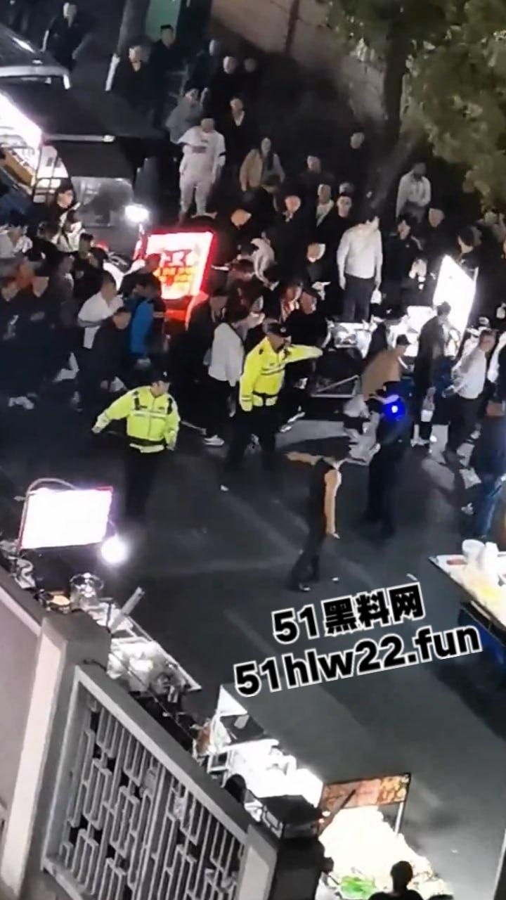 苏州中华园一名男子在闹市区持刀，街头晃悠被警察现场处置以寻衅滋事罪起诉。  第3张