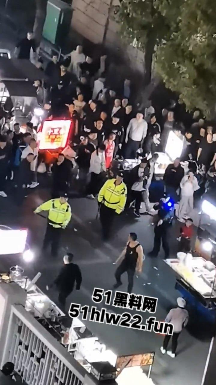 苏州中华园一名男子在闹市区持刀，街头晃悠被警察现场处置以寻衅滋事罪起诉。  第5张