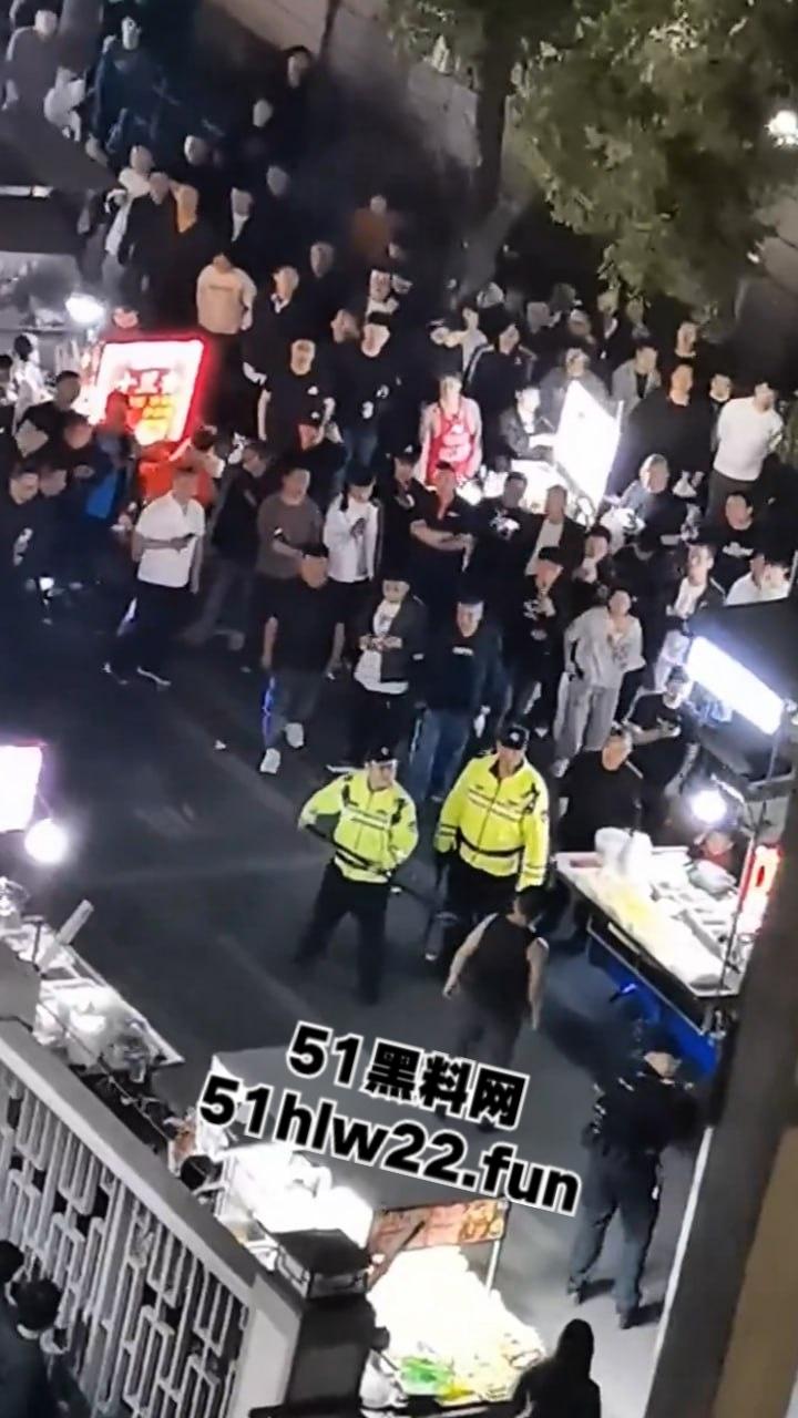 苏州中华园一名男子在闹市区持刀，街头晃悠被警察现场处置以寻衅滋事罪起诉。  第6张