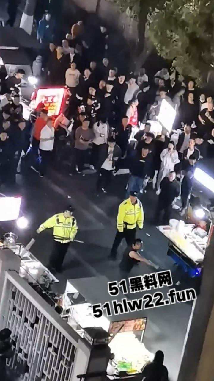 苏州中华园一名男子在闹市区持刀，街头晃悠被警察现场处置以寻衅滋事罪起诉。  第7张