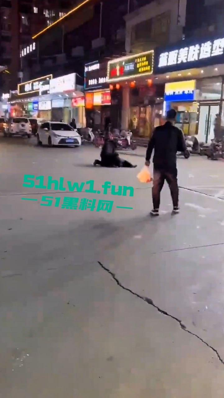 河北三河市街头刀仔,上上城三季小区附近,一男子持刀当街行凶,受害人撕心裂肺惨叫,周围无人敢上前援救。 第5张 河北三河市街头刀仔,上上城三季小区附近,一男子持刀当街行凶,受害人撕心裂肺惨叫,周围无人敢上前援救。 第5张