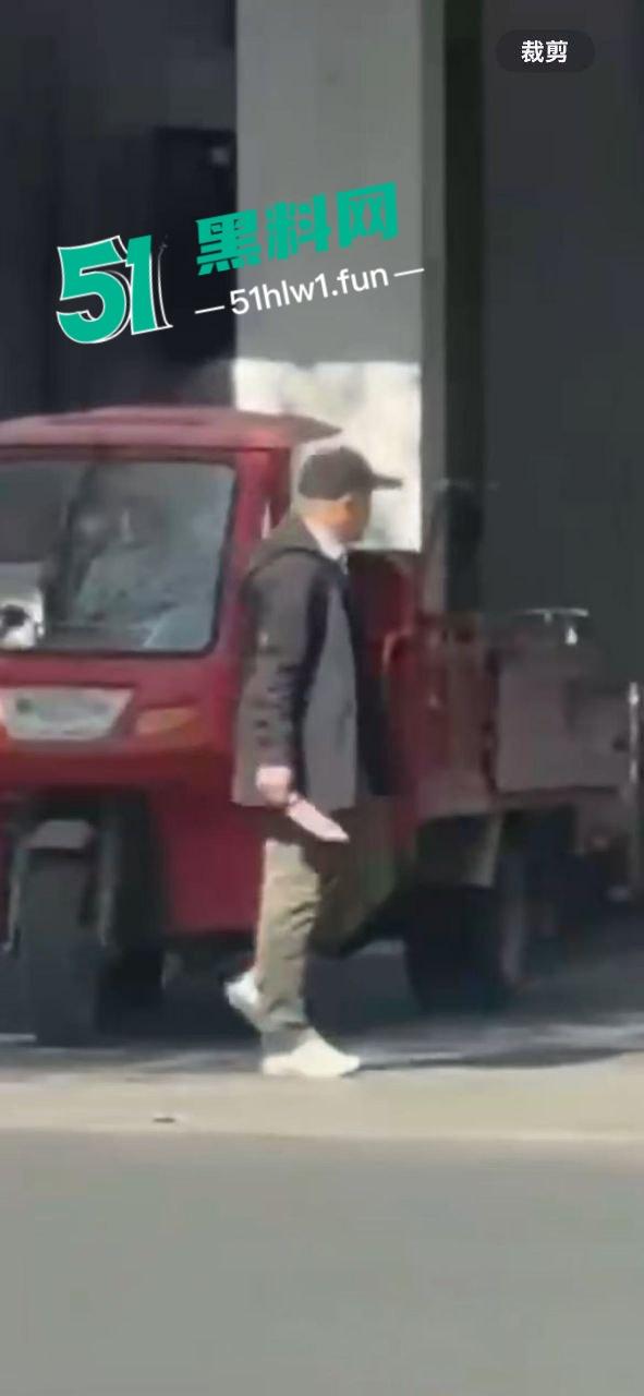 广西柳州精神病男子当街砍人如剁肉凶狠至极 路人躲闪不及多人中刀身亡 现场实拍视频流出  第3张