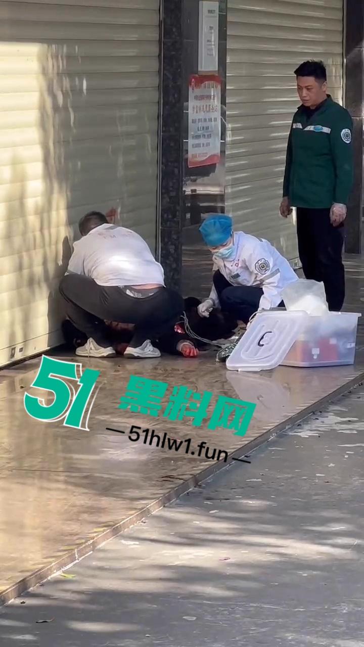 广西柳州精神病男子当街砍人如剁肉凶狠至极 路人躲闪不及多人中刀身亡 现场实拍视频流出  第6张