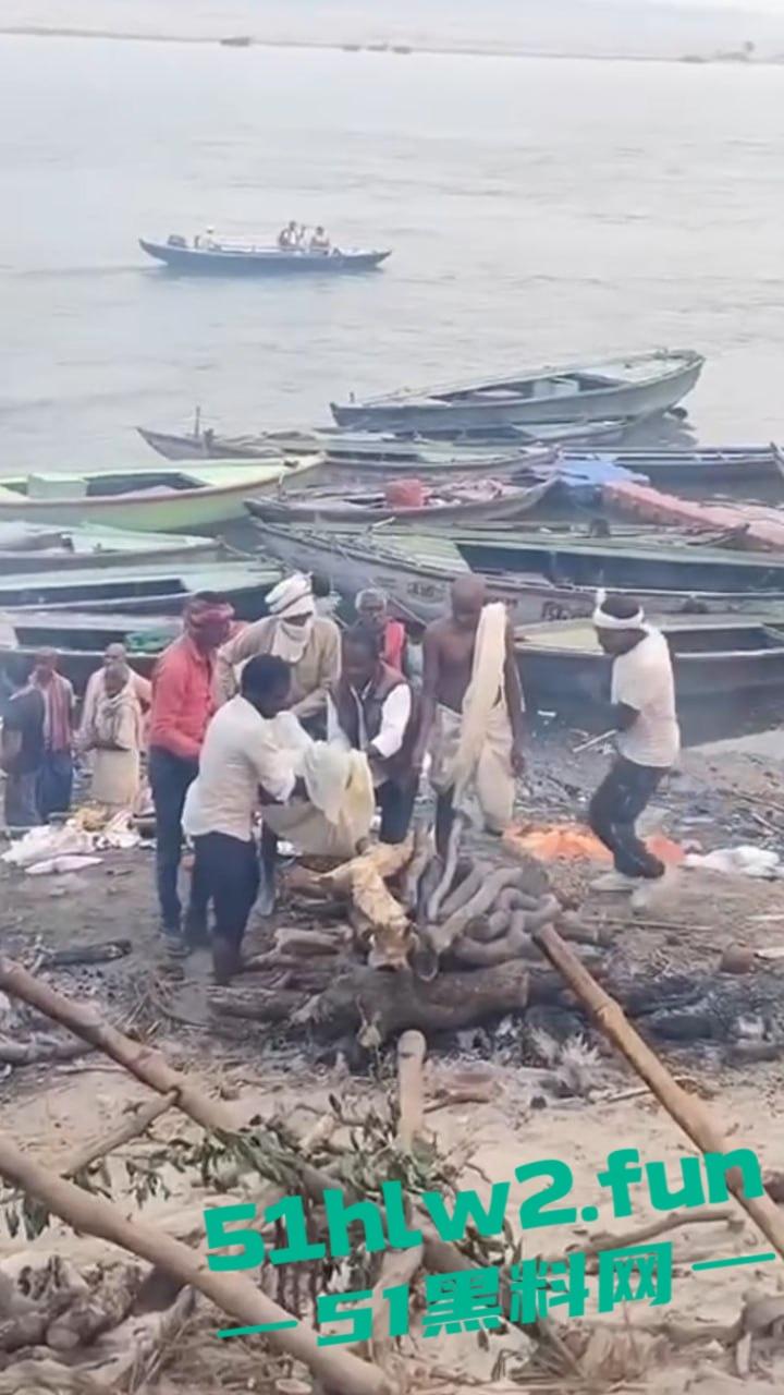 印度教恒河边火葬，现场视频曝光流出河边肮脏混乱，终于知道为什么恒河水那么脏了。  第2张