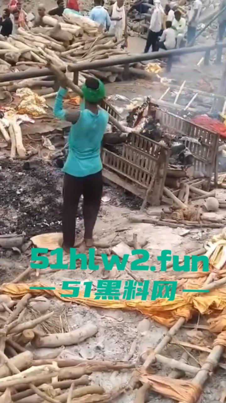 印度教恒河边火葬，现场视频曝光流出河边肮脏混乱，终于知道为什么恒河水那么脏了。  第5张