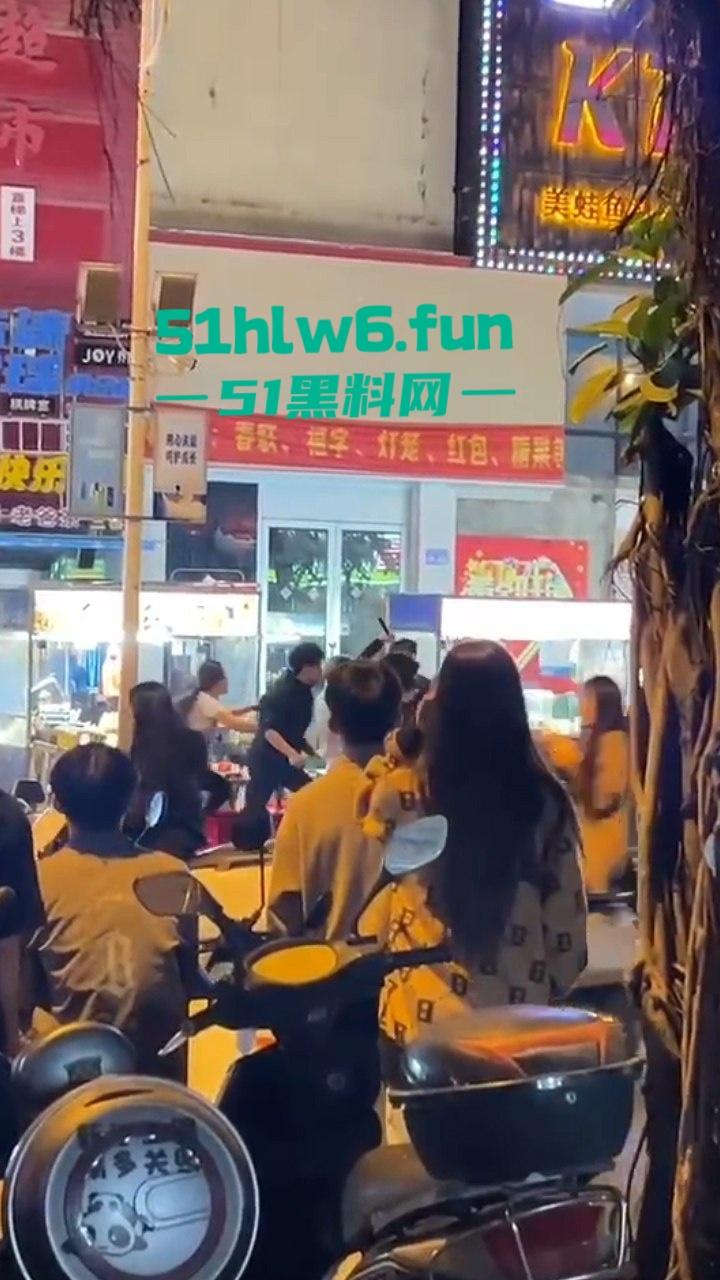 三亚港华夜市两摊主为争半米摊位持刀互砍，现场围观惨叫声惊悚起鸡皮。  第1张