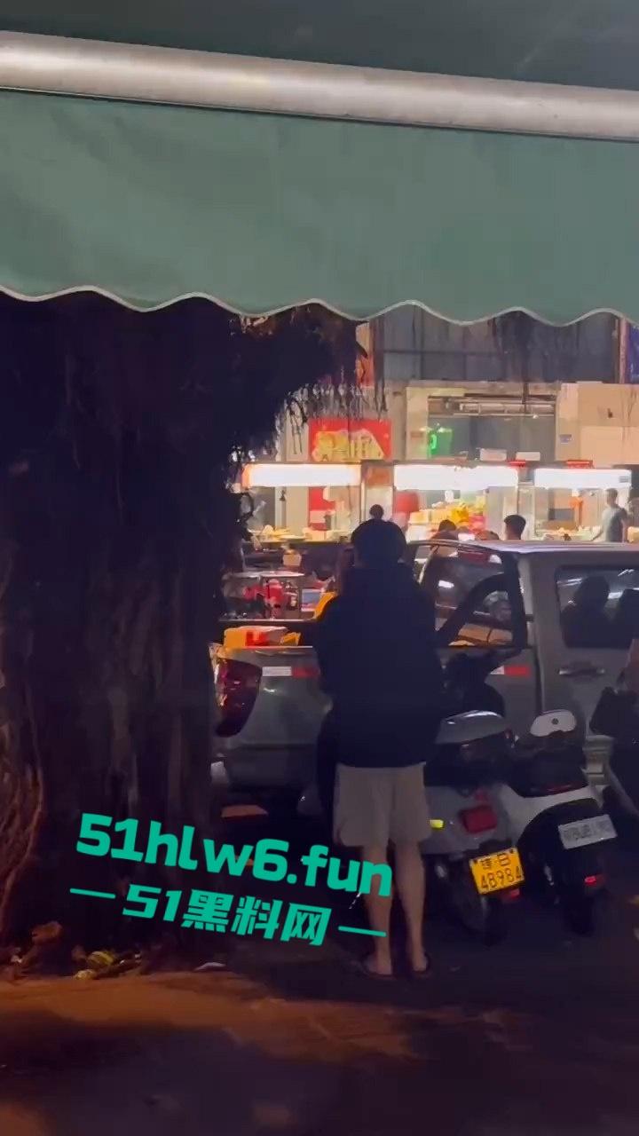 三亚港华夜市两摊主为争半米摊位持刀互砍，现场围观惨叫声惊悚起鸡皮。  第2张