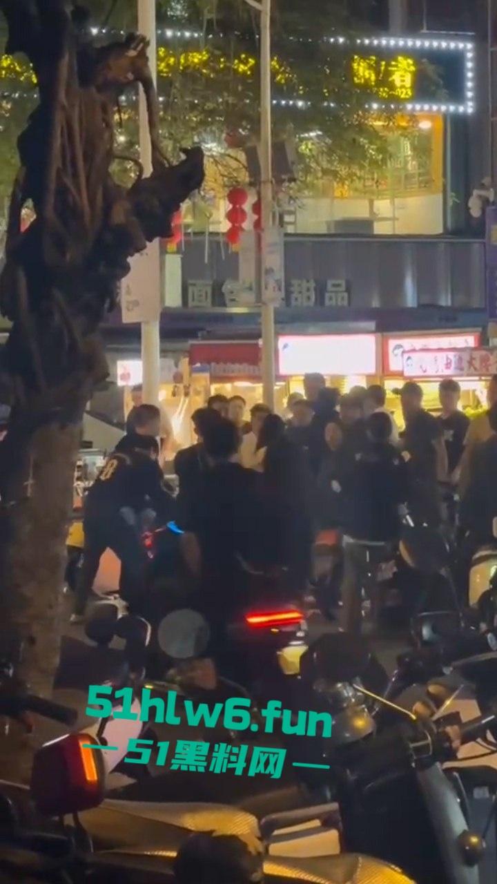 三亚港华夜市两摊主为争半米摊位持刀互砍，现场围观惨叫声惊悚起鸡皮。  第3张