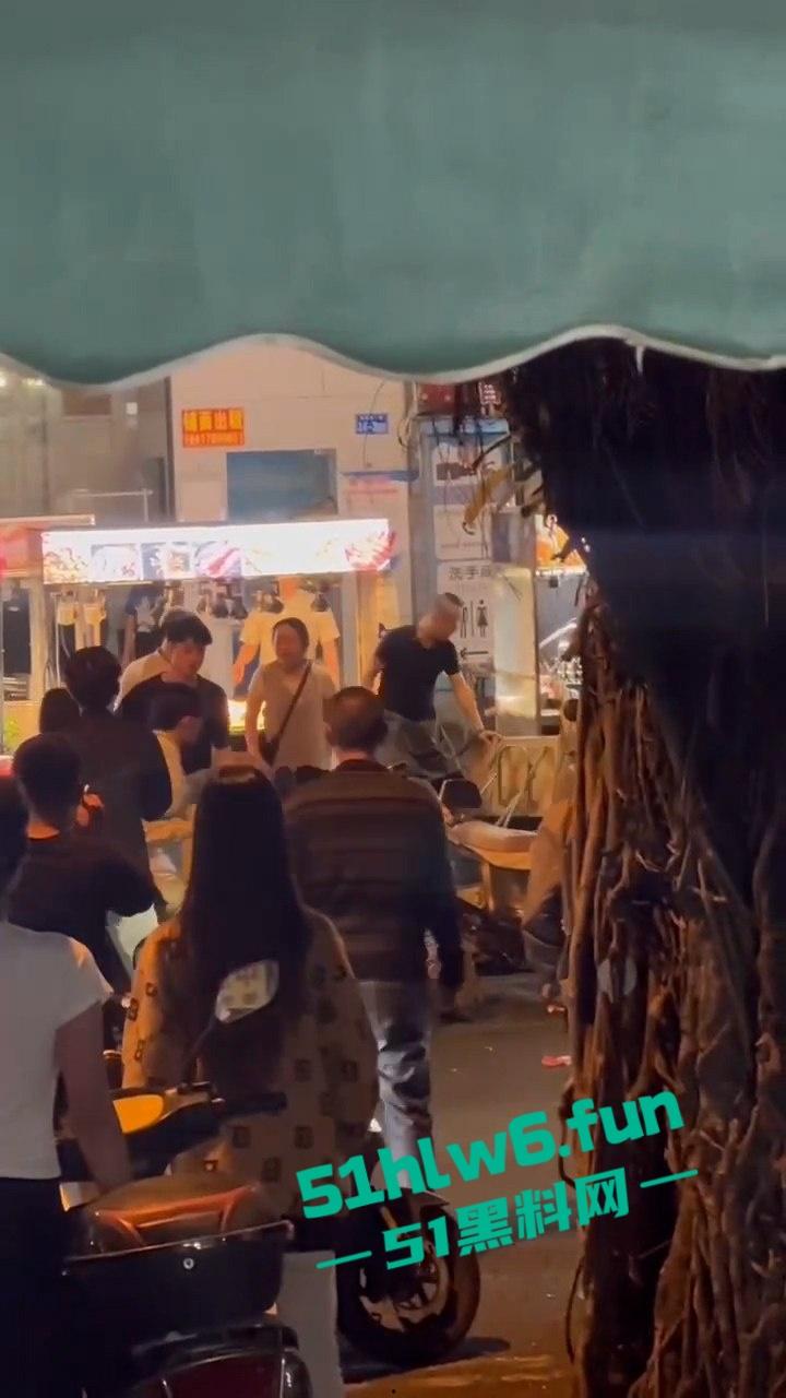 三亚港华夜市两摊主为争半米摊位持刀互砍，现场围观惨叫声惊悚起鸡皮。  第4张