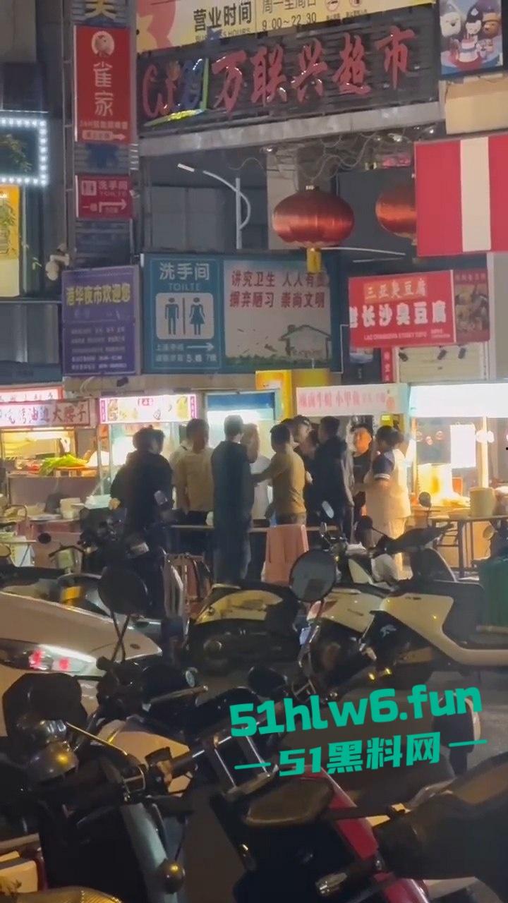 三亚港华夜市两摊主为争半米摊位持刀互砍，现场围观惨叫声惊悚起鸡皮。  第5张