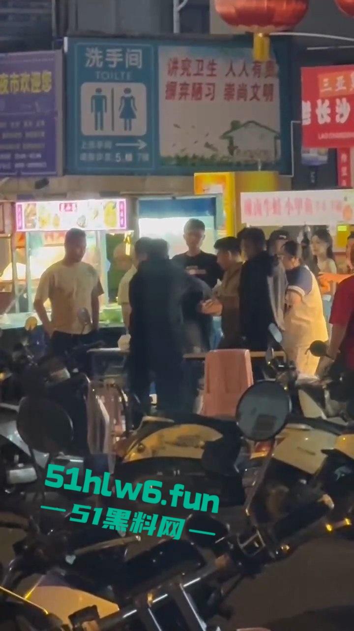 三亚港华夜市两摊主为争半米摊位持刀互砍，现场围观惨叫声惊悚起鸡皮。  第6张