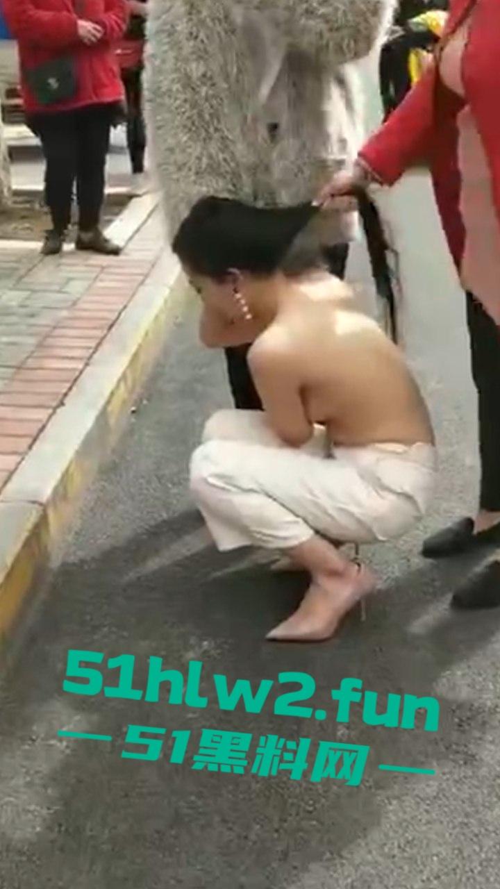 河南服装店长当小三，被原配带姐妹围堵当众扒光衣服，拿出剪刀剪头发颜值身材相当奈斯啊。  第1张