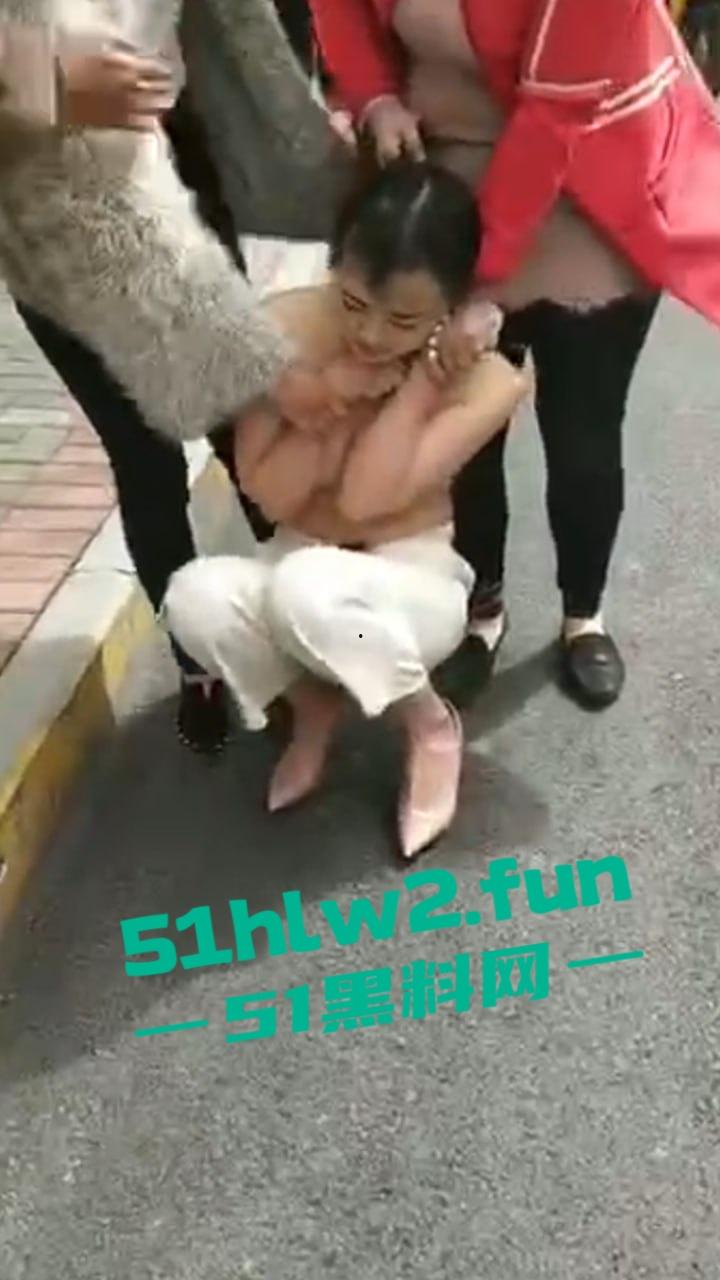 河南服装店长当小三，被原配带姐妹围堵当众扒光衣服，拿出剪刀剪头发颜值身材相当奈斯啊。  第2张