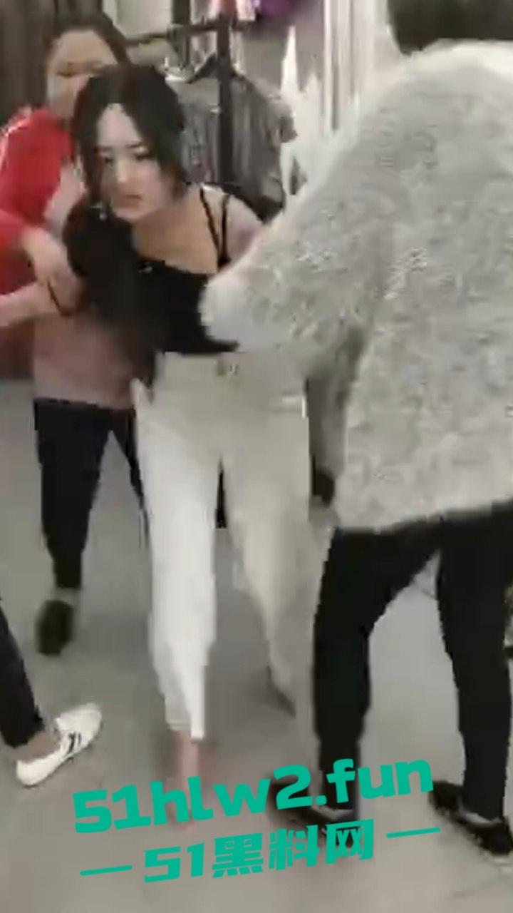河南服装店长当小三，被原配带姐妹围堵当众扒光衣服，拿出剪刀剪头发颜值身材相当奈斯啊。  第6张