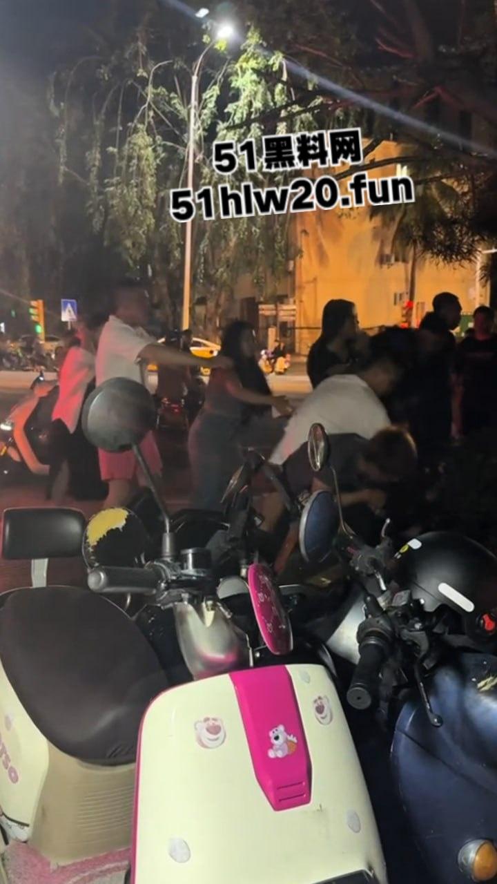 海南三亚实拍斗殴现场，三亚苏荷酒吧门口几个男子遭疯狂殴打，疑似街边要女子电话被男伴带人殴打。  第5张