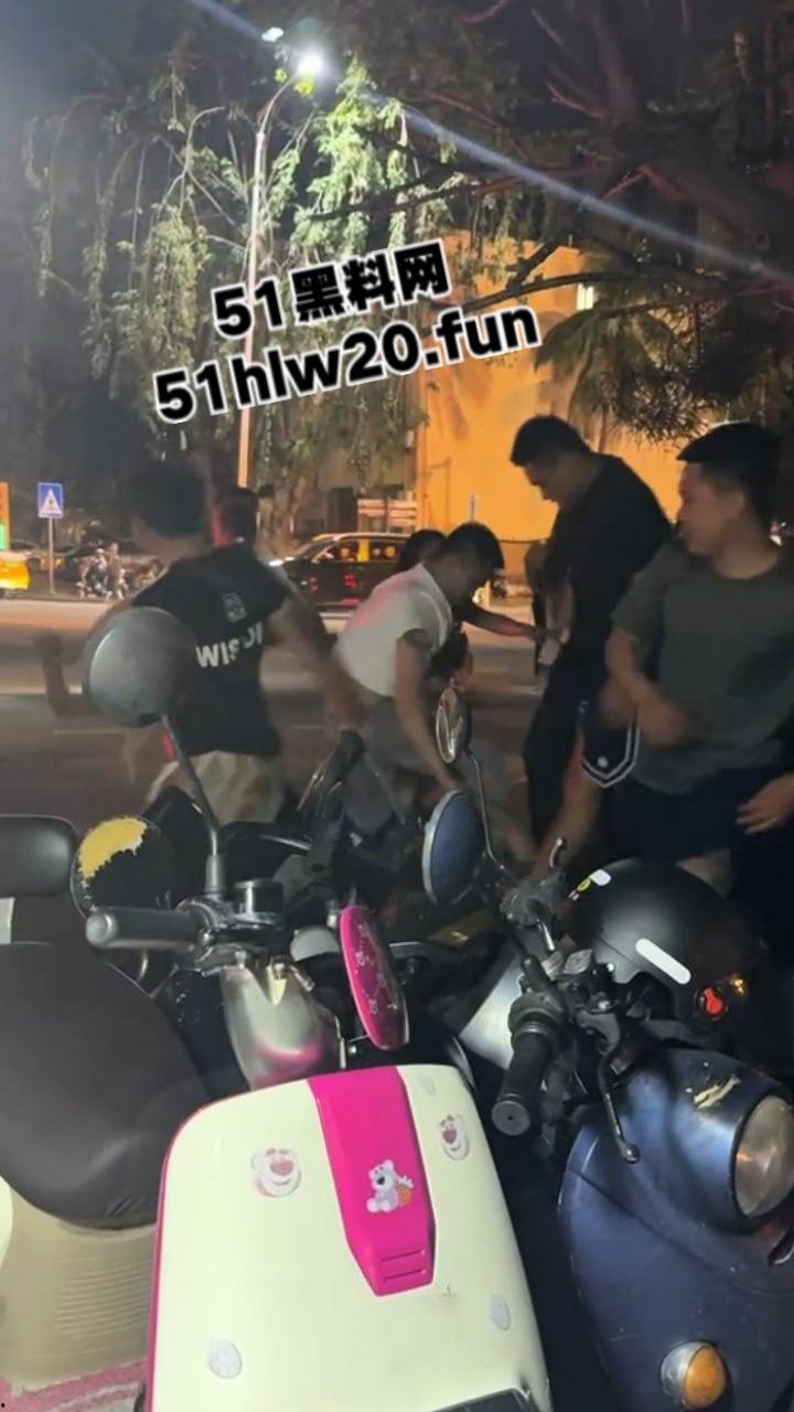 海南三亚实拍斗殴现场，三亚苏荷酒吧门口几个男子遭疯狂殴打，疑似街边要女子电话被男伴带人殴打。  第7张