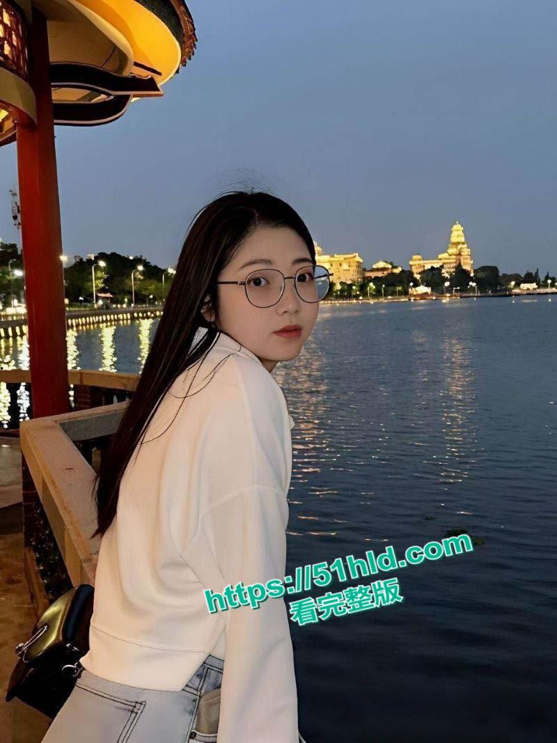 四川清纯护士【黄依琳】大尺度视频，黑丝眼镜母狗床上淫水横流，红唇挑逗让人心跳加速！  第1张