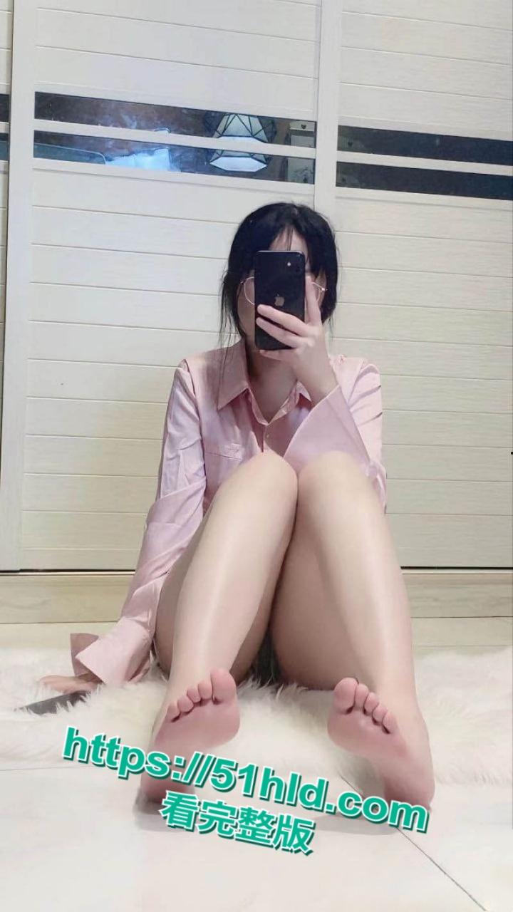 四川清纯护士【黄依琳】大尺度视频，黑丝眼镜母狗床上淫水横流，红唇挑逗让人心跳加速！  第7张