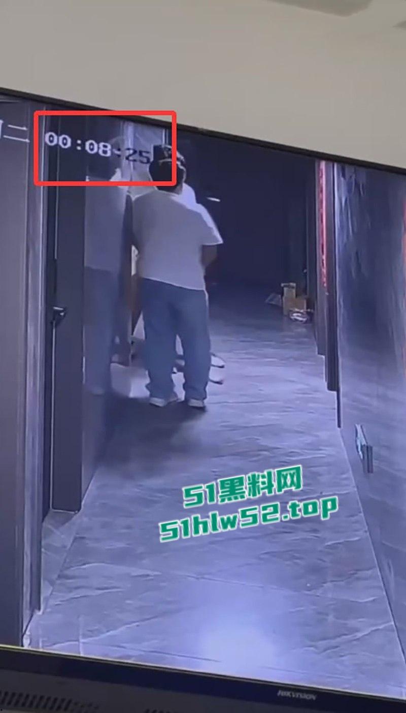 监控下的一幕,美女520当晚酒醉被两名男子捡尸,强行拖入酒店房间 轮奸2小时,酒醒后才被救出逃离! 第1张 监控下的一幕,美女520当晚酒醉被两名男子捡尸,强行拖入酒店房间 轮奸2小时,酒醒后才被救出逃离! 第1张