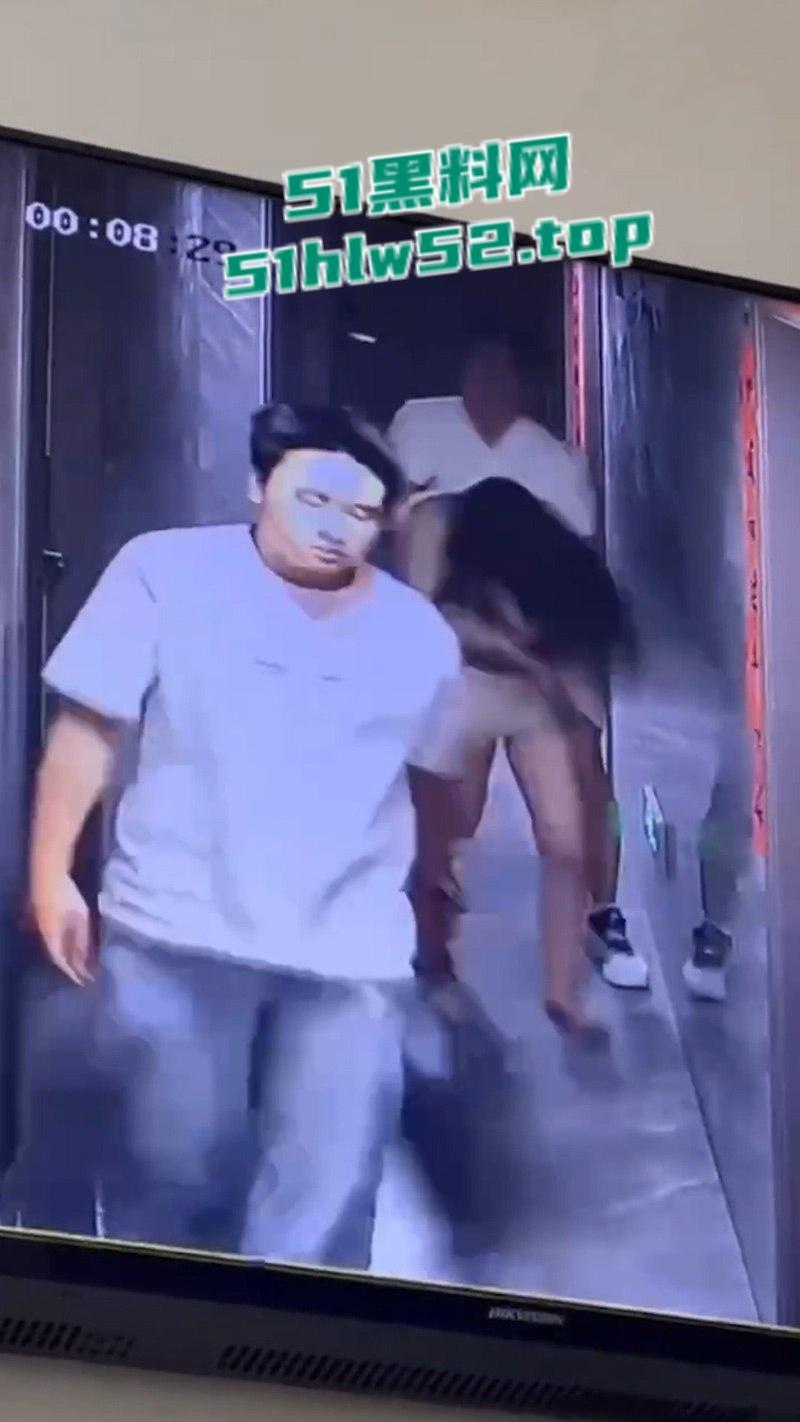 监控下的一幕,美女520当晚酒醉被两名男子捡尸,强行拖入酒店房间 轮奸2小时,酒醒后才被救出逃离! 第2张 监控下的一幕,美女520当晚酒醉被两名男子捡尸,强行拖入酒店房间 轮奸2小时,酒醒后才被救出逃离! 第2张