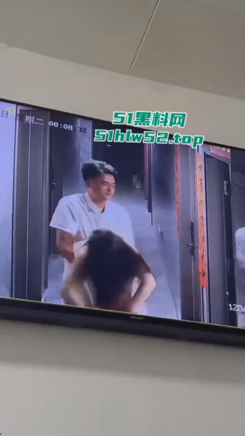 监控下的一幕,美女520当晚酒醉被两名男子捡尸,强行拖入酒店房间 轮奸2小时,酒醒后才被救出逃离! 第3张 监控下的一幕,美女520当晚酒醉被两名男子捡尸,强行拖入酒店房间 轮奸2小时,酒醒后才被救出逃离! 第3张