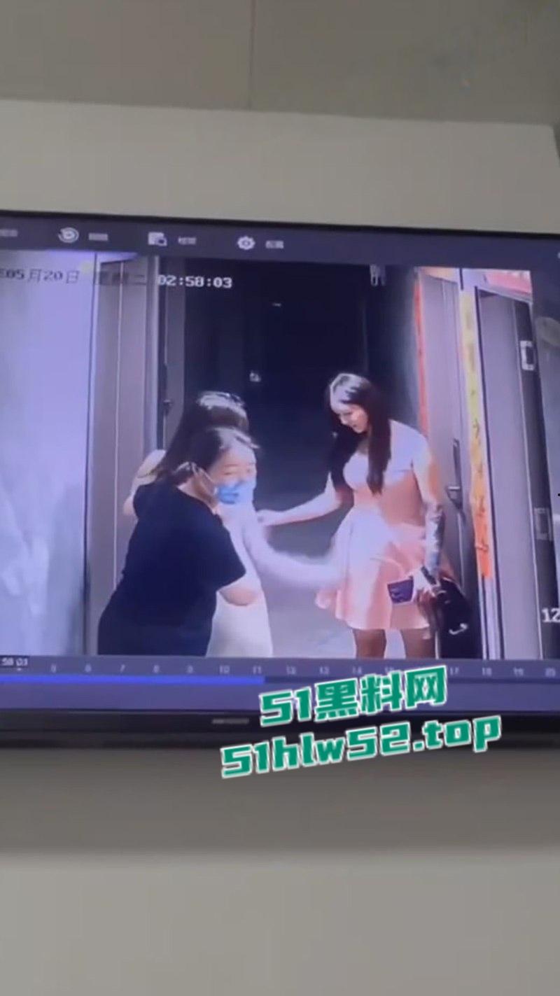 监控下的一幕,美女520当晚酒醉被两名男子捡尸,强行拖入酒店房间 轮奸2小时,酒醒后才被救出逃离! 第4张 监控下的一幕,美女520当晚酒醉被两名男子捡尸,强行拖入酒店房间 轮奸2小时,酒醒后才被救出逃离! 第4张