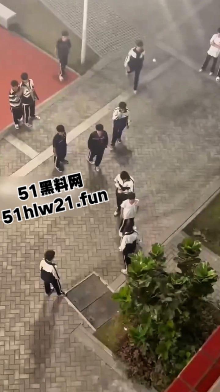 小电影情节照进现实,高中生把同学母亲给操怀孕,儿子知道后直接在学校打起来了! 第1张 小电影情节照进现实,高中生把同学母亲给操怀孕,儿子知道后直接在学校打起来了! 第1张