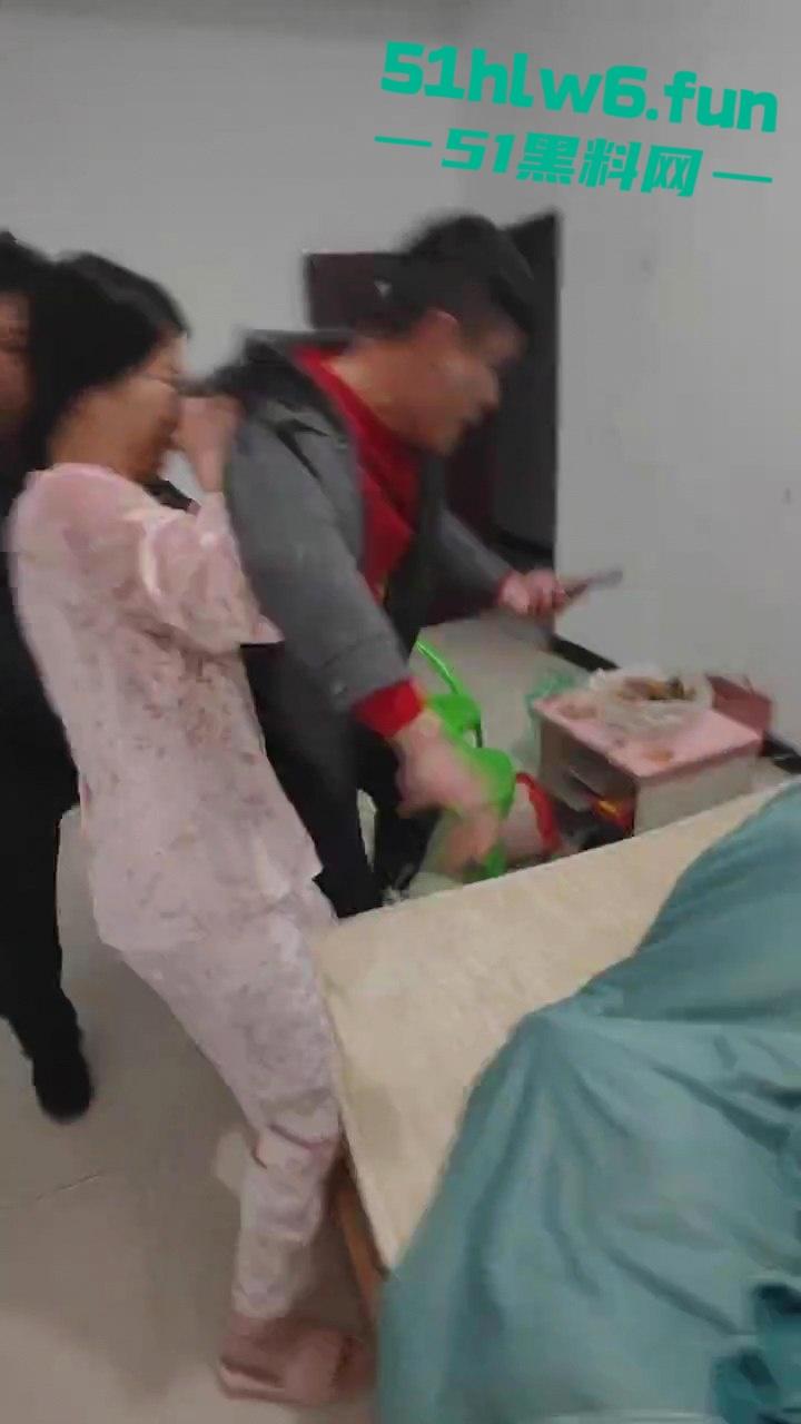 抓奸现场,妻子在外地打工出轨他人,丈夫携兄弟们上门捉奸,情夫竟然藏在床底下? 第1张 抓奸现场,妻子在外地打工出轨他人,丈夫携兄弟们上门捉奸,情夫竟然藏在床底下? 第1张